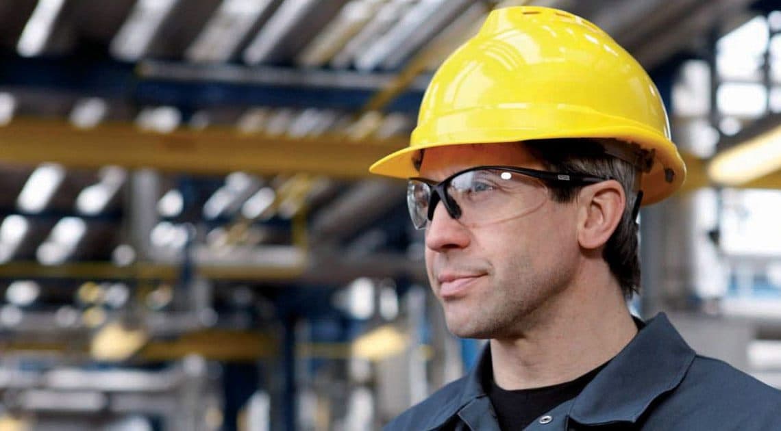 Trabajador con casco de seguridad certificado